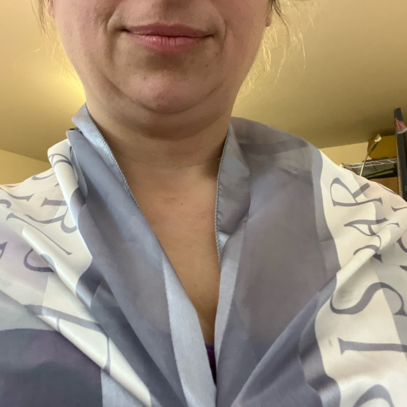 ❤️🧣BEAUTIFUL DESIGNER SCARF🧣❤️INFINITY LONG EUC GIFT silky square gray silver - Picture 5 of 5